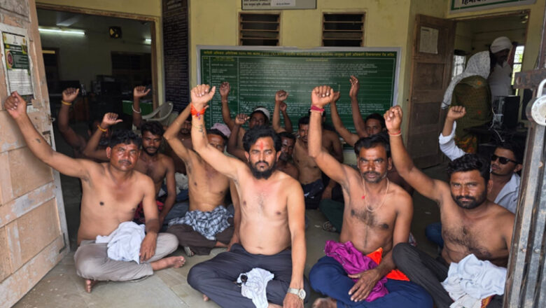 खाद की कमी को लेकर हिमायतनगर में किसानों का गुस्सा; कृषि कार्यालय के सामने अर्धनग्न आंदोलन