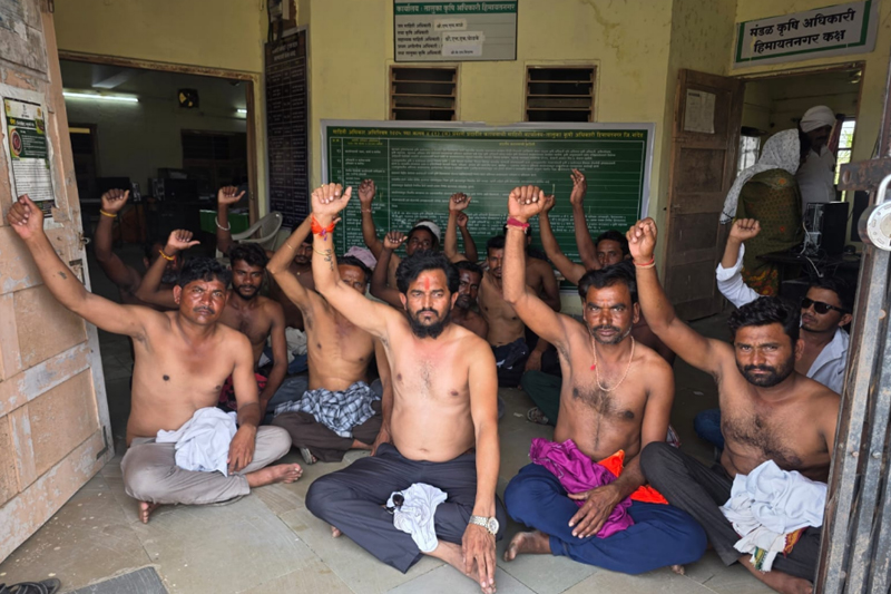 खाद की कमी को लेकर हिमायतनगर में किसानों का गुस्सा; कृषि कार्यालय के सामने अर्धनग्न आंदोलन